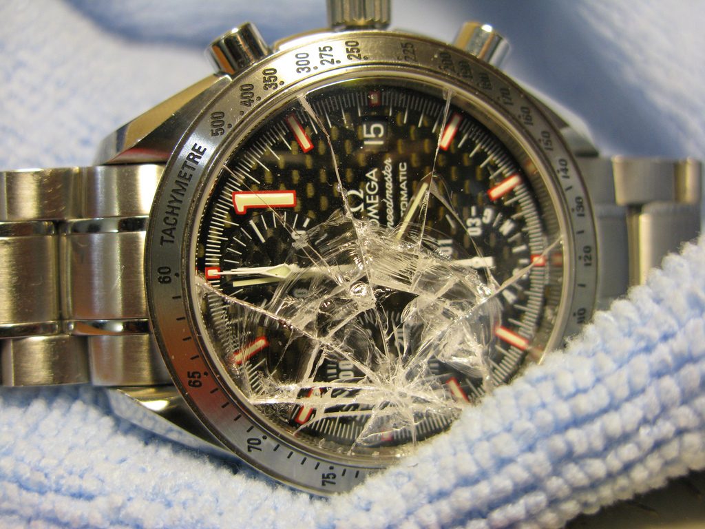 Сломанные наручные часы. Разбитые наручные часы. Rolex разбитые. Сломанные швейцарские часы.
